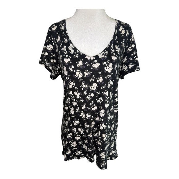 PINK Victoria's Secret Tops - PINK Victoria's Secret Black Floral V-Neck T-Shirt Top Ladies Medium‎ Casual